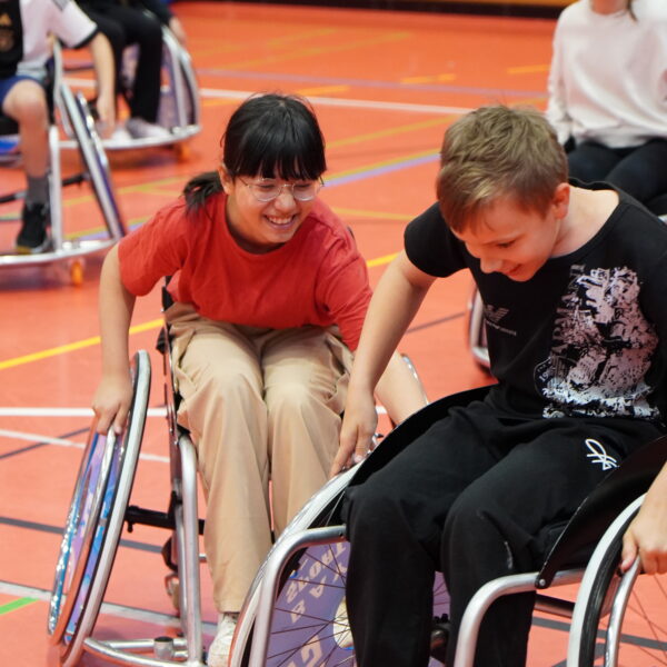 Schüler und Schülerin in Rollstuhl