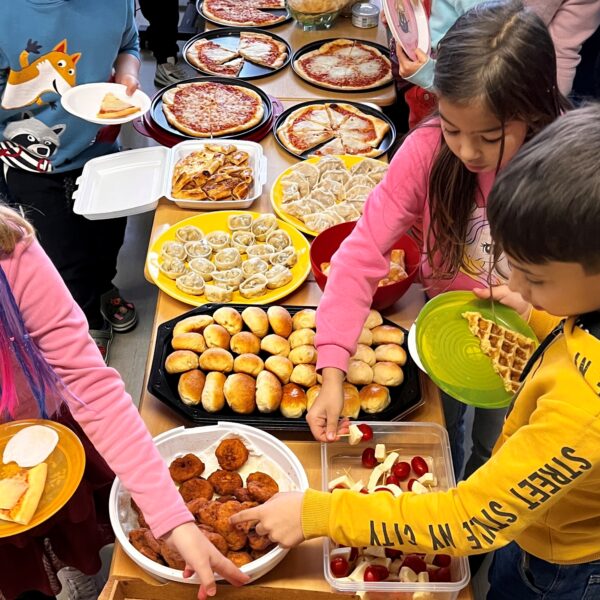 Frühstücksbuffet, Kinder nehmen sich etwas zu essen