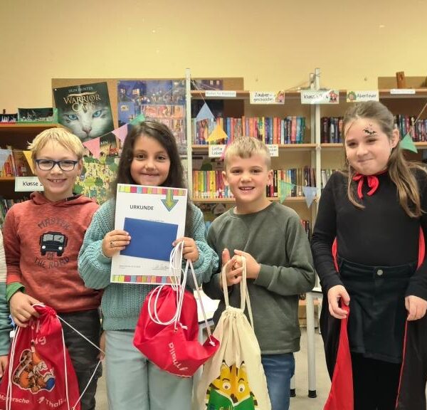 6 Kinder der 2.Klassen, ein Kind hält Urkunde in der Hand