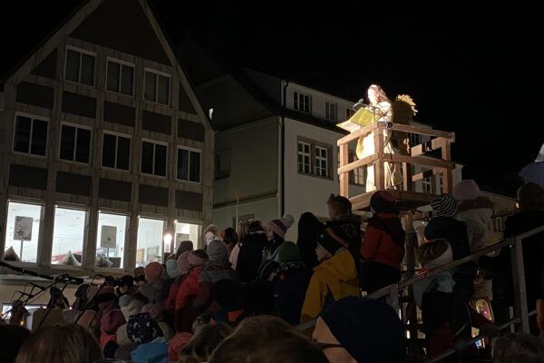 Kinder singen am Christkindlesmarkt