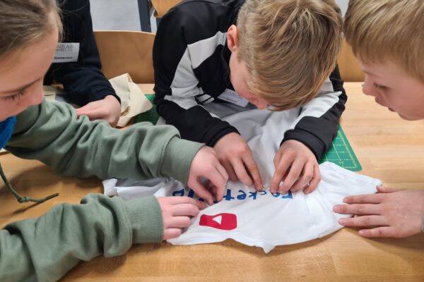 Drei Kinder arbeiten zusammen bei FabLab